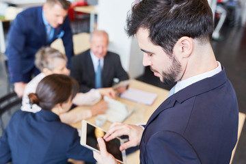 Geschäftsmann mit dem Tablet Computer