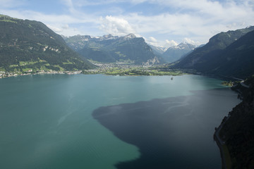 Urnersee (Vierwaldstättersee) mit Berglandschaft, Uri, Schweiz