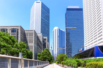 (東京都ｰ都市風景)新宿高層ビル群と観光バス１