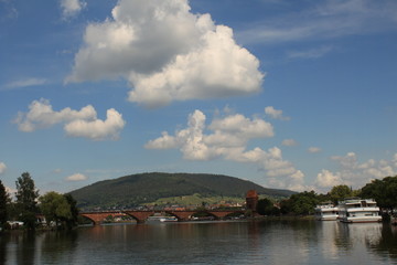 Fototapeta premium Weiß-Blauer Himmel über dem Main in Miltenberg