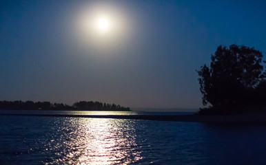 Fototapeta na wymiar Moonlight on the river