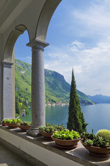 Schöner Ausblick von der Terrasse der Villa Monastero auf den Comer See 