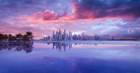Wunderschöner Sonnenuntergang über das Zentrum Dubais. Fotografiert von 