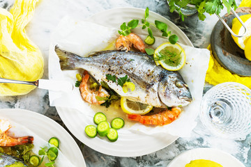 Frische Backofen Dorade mit Garnelen