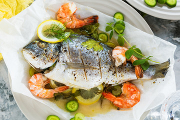 Frische Backofen Dorade mit Garnelen