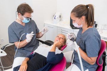 Junge Frau wird beim Zahnarzt behandelt