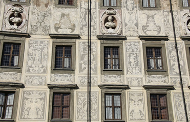 Fototapeta na wymiar Fragment of building University on Piazza dei Cavalieri (Palazzo della Carovana) decorated with sculptures of Grand Dukes of Tuscany. Pisa, Italy
