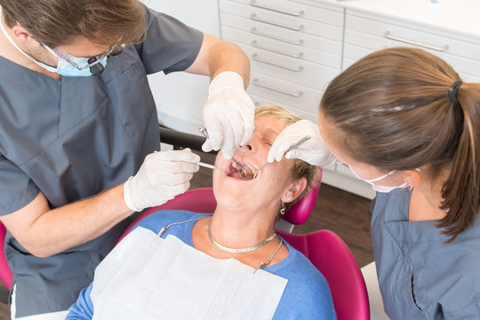 Untersuchung beim Zahnarzt