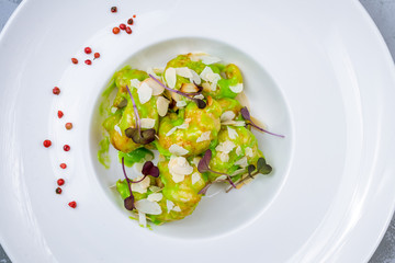 Fried shrimp in wasabi sause