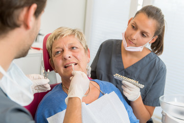 Zahnfarbe beim Zahnarzt bestimmen