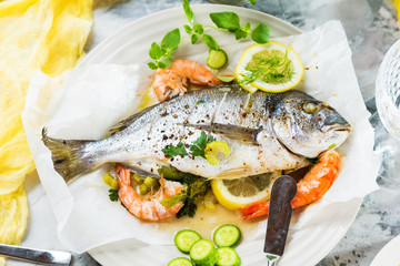 Frische Backofen Dorade mit Garnelen
