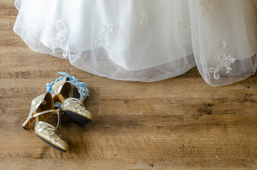 Brautkleid mit Schuhen - Powered by Adobe