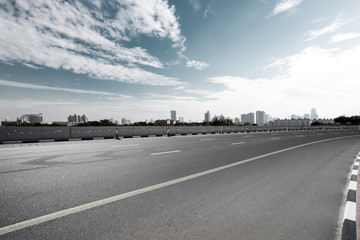 Fototapeta premium pusta droga z panoramą miasta