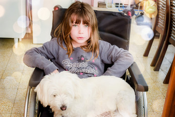 belle enfant en fauteuil roulant