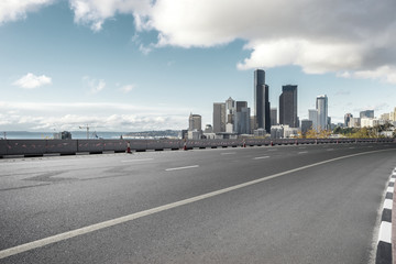 Obraz premium empty road with city skyline