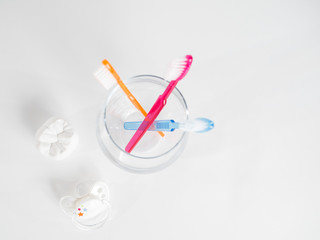 The pacifier, the tooth and the toothbrush, the dental health from birth