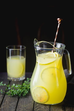 Iced lemonade with lemons