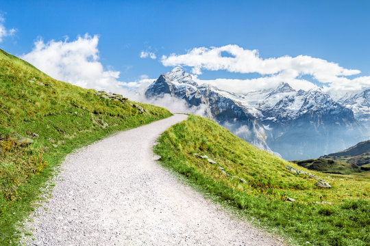 Wanderweg in den Schweizer Alpen in der Jungfrau Region nahe Grindelwald