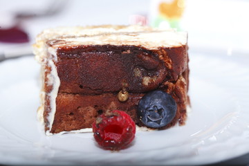 Tiramisu Stück mit Früchten