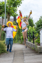 Mann und Frau - Begeisterte Fußballfans freuen sich über Sieg der deutschen Nationalmannschaft