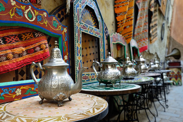 Decoratieve elementen op de souk (markt) in de oude stad, Medina in Marokko. Kan voor het zetten van thee.