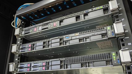 Rack server in rack cabinet