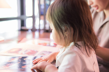 外食をする子供
