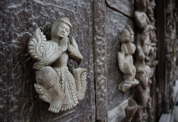 Fototapeta na wymiar Wooden carving on the door