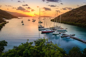 Photo sur Plexiglas Caraïbes Coucher de soleil sur l& 39 île tropicale