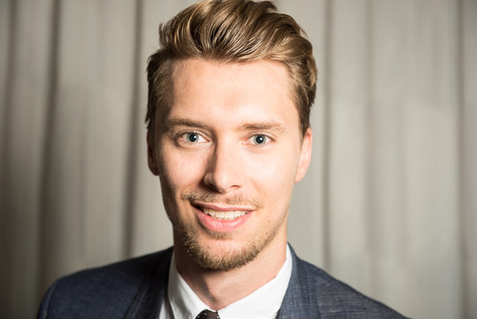 Portrait junger Mann mit blauen Augen und blonden Haaren