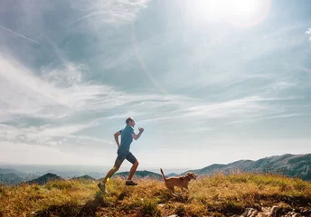 Photo sur Plexiglas Jogging L& 39 homme court avec son chien beagle au sommet de la montagne
