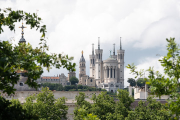 Fototapeta na wymiar Lyon vue sur la basilique de Fourvière