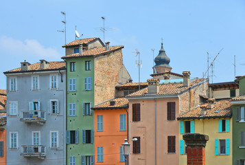 Fototapeta na wymiar parma colorful buildings and facades in front of city open market with cloudy blue sky, Italy