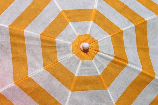 aufgespannter Sonnenschirm in gelb und wei&szlig;