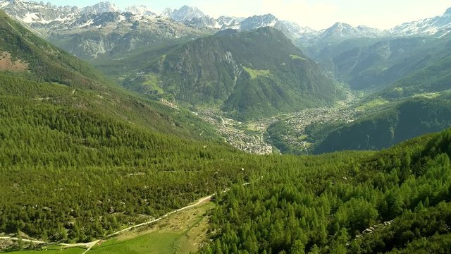Aerial 4K - Valmalenco (IT) - Panoramica dai Laghi di Chiesa