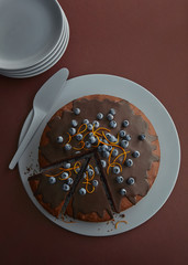 Kuchen / Schokoladenkuchen mit Blaubeeren, Heidelbeeren, Orange