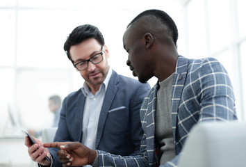 two business partners discuss work information.