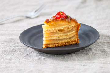 Mailänder Torte auf einem dunklen Kuchenteller