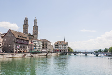 Zürich, Grossmünster, Limmat, Limmatquai, Niederdorf, Münsterbrücke, Altstadt, Stadt, Altstadthäuser, Flussfahrt, Sommer, Schweiz