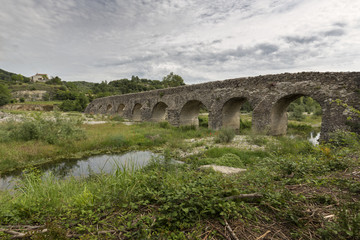 Fototapeta na wymiar Historische Römerbrücke in Frankreich