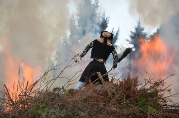 Naklejka premium Niech ogień - ogień wiedźmy - ogień wiedźmy - ogień wiedźmy