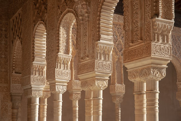 Detalles de la arquitectura de los palacios nazaríes de la alhambra de Granada, España - obrazy, fototapety, plakaty