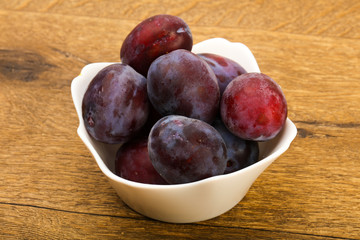 Plums in the bowl