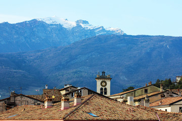 Rovereto Trentino con sfondo montagna innevata