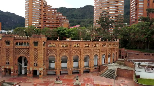 Plaza de Toros de Bogot&aacute; con edificios de ladrillo detr&aacute;s 