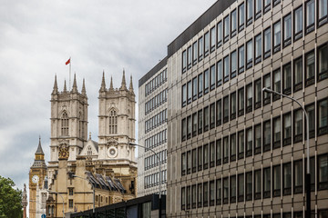 Obraz premium View of a building in London, with Big Ben and Westminster Abbey in the background