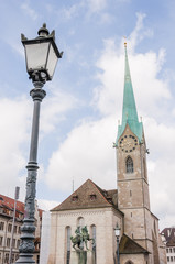 Obraz premium Zürich, Fraumünster, Kirche, Münsterbrücke, Kirchturm, Limmat, Fluss, Limmatquai, Altstadt, Altstadthäuser, Niederdorf, Stadt, Sommer, Schweiz