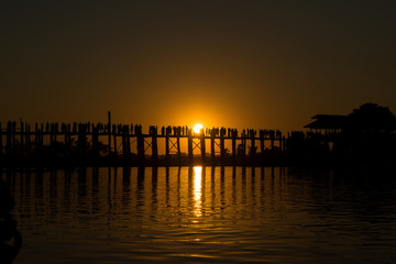 Obraz premium U Bein Bridge, Amarapura, Myanmar - view of this famous bridge during the sunset at Taung Tha Man Lake