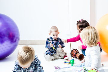Naklejka premium The children play musical instruments