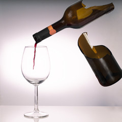 polewanie wina z potłuczonej butelki